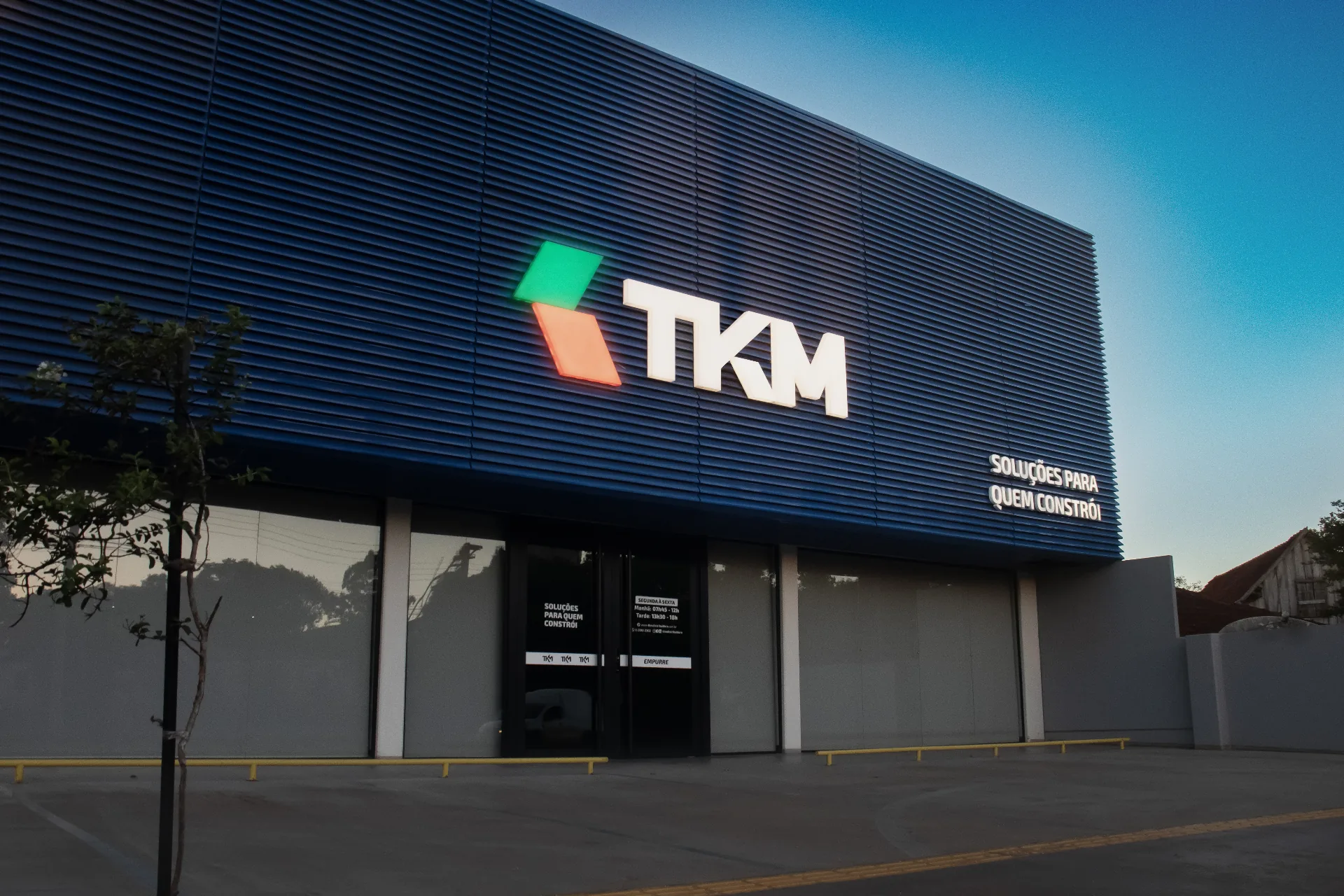 Fachada da TKM Distribuidora e K3 Aluguel de Equipamentos