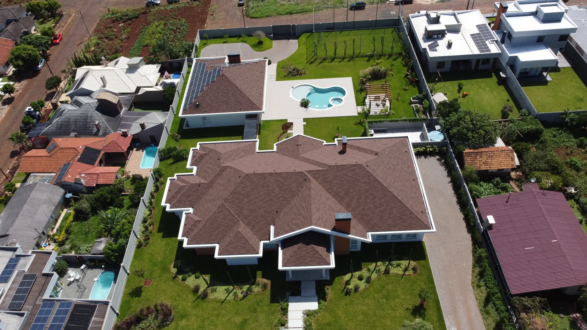 Vista aérea de residência com cobertura shingle instalada pela TKM